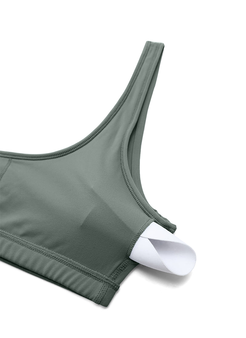 CRZ YOGA WomenButterluxe เสื้อคามิคอวีพร้อมบราเสริมฟองน้ำแบบมินิ สีเทาเซจ